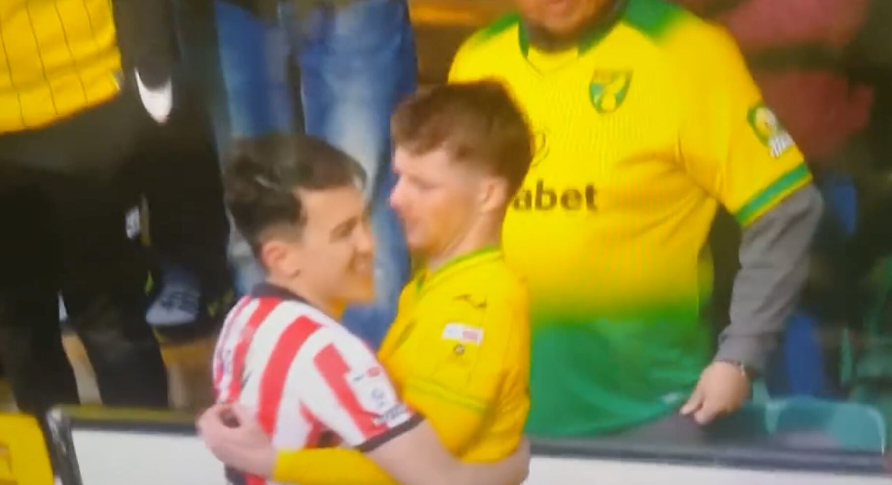 El duelo entre el Norwich y el Sunderlan dejó una particular escena entre dos jugadores.