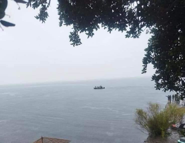 El sistema frontal persistirá toda la semana, seguido por un anticiclón frío que traerá heladas desde Atacama hacia el sur. La Dirección Meteorológica de Chile ha emitido una alerta roja para las regiones más afectadas.