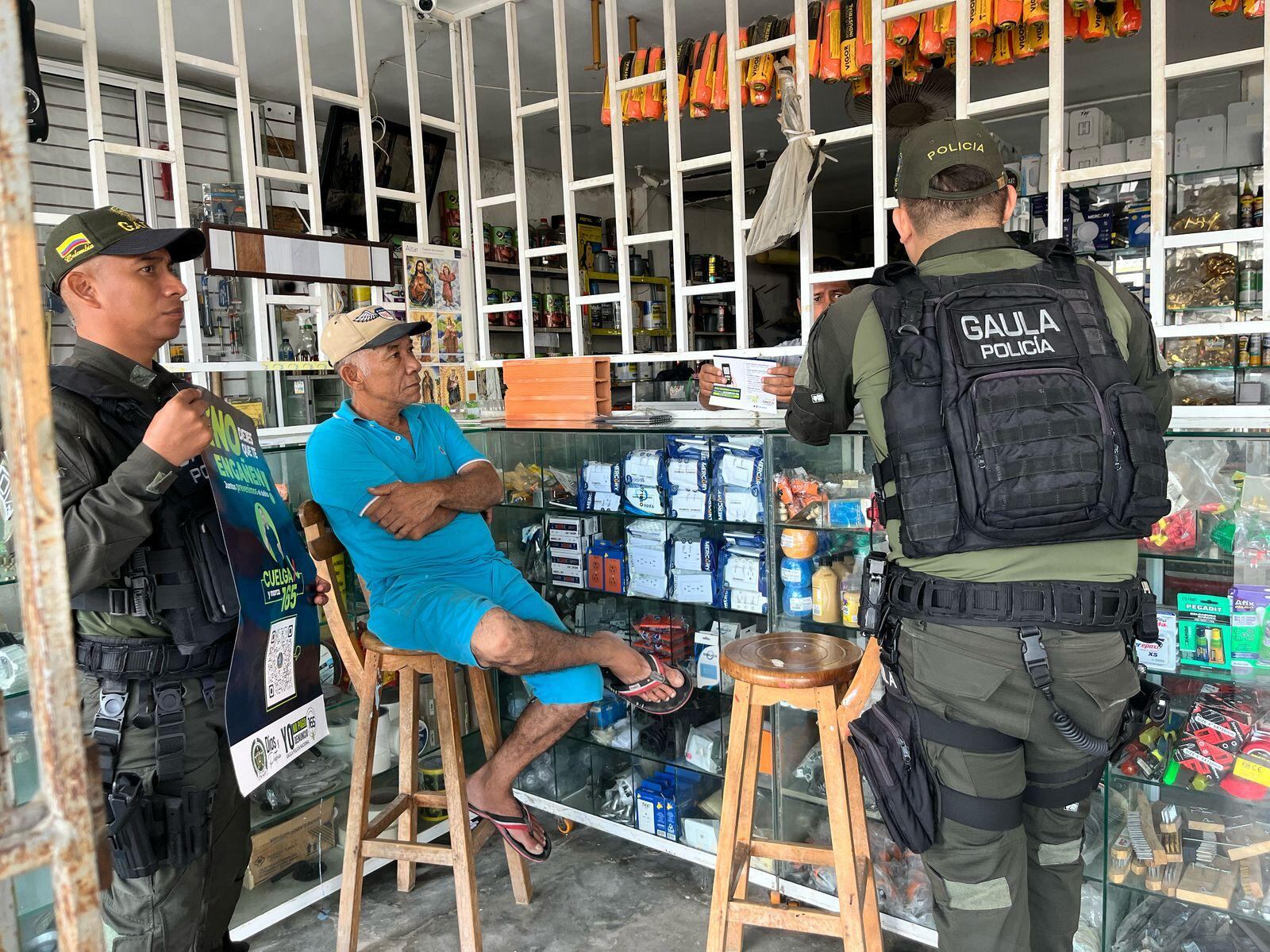 Uniformados del Gaula visitando los establecimientos comerciales.