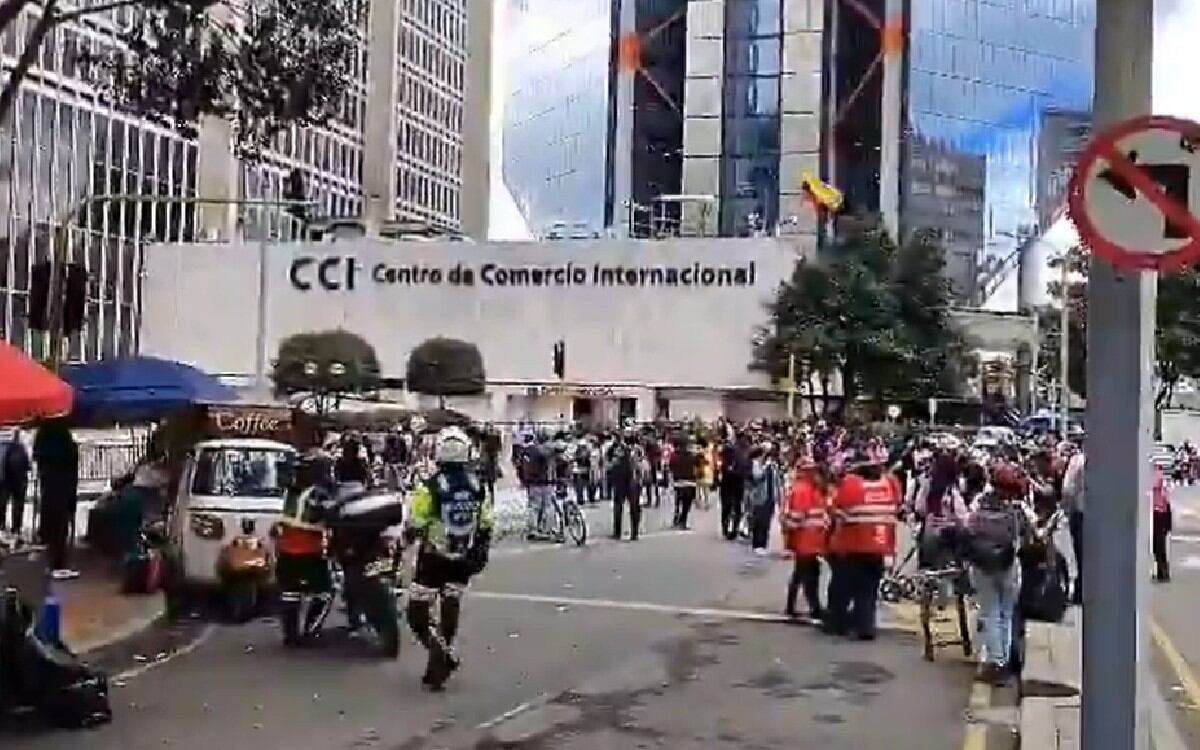 Reportan manifestación que avanza por la carrera 13