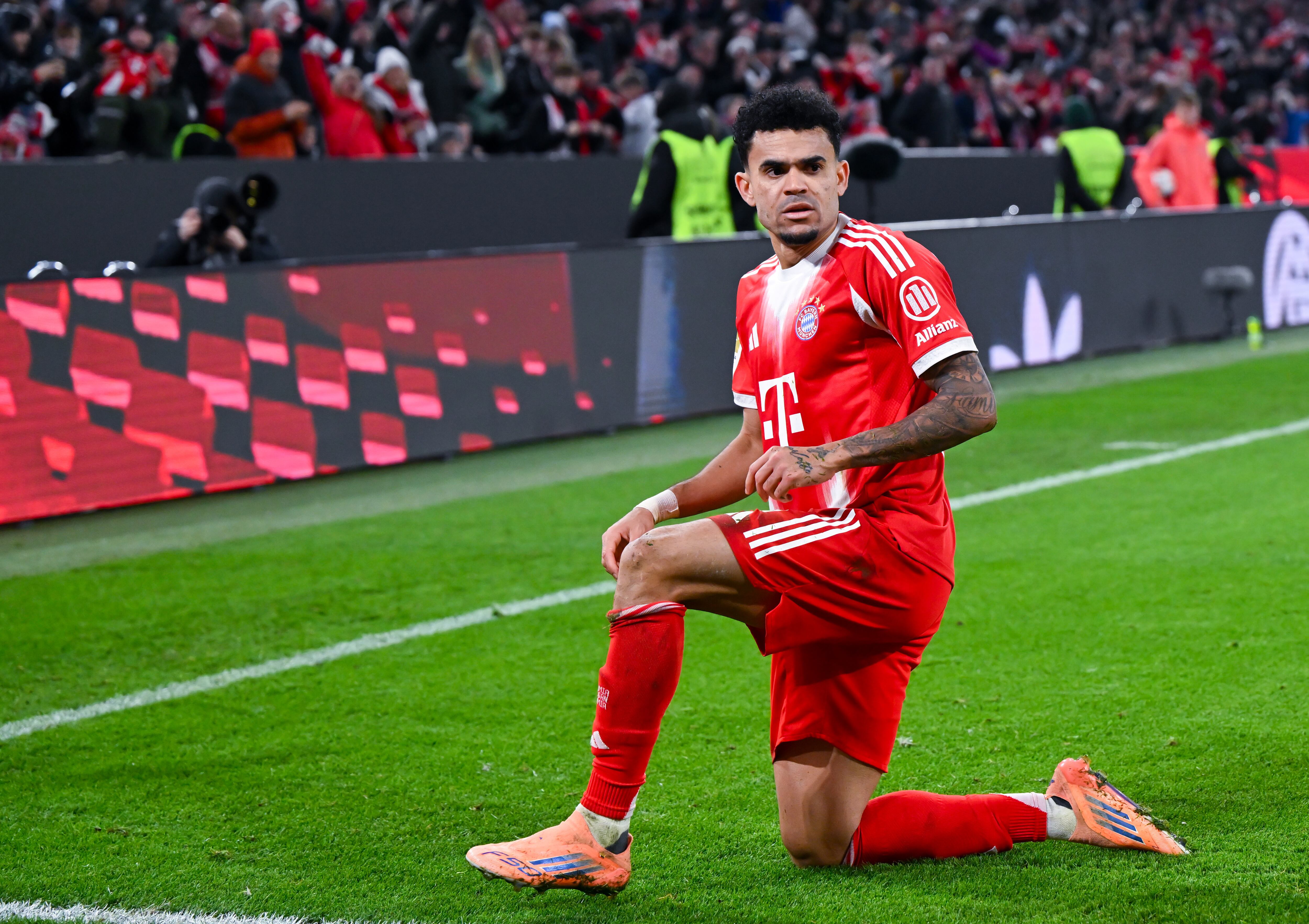 Luis Díaz celebra el gol de cabeza contra el St. Pauli.