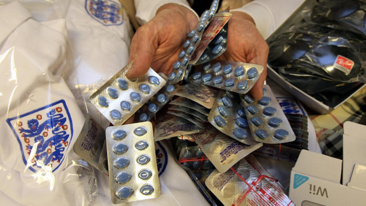 En febrero, la Universidad de California en Los Ángeles anunció que sus investigadores habían encontrado que 68% de las 40 farmacias mexicanas que visitaron en cuatro ciudades del norte de México vendían Oxicodona, Xanax o Adderall, y que el 27% de esas farmacias vendían píldoras falsas.