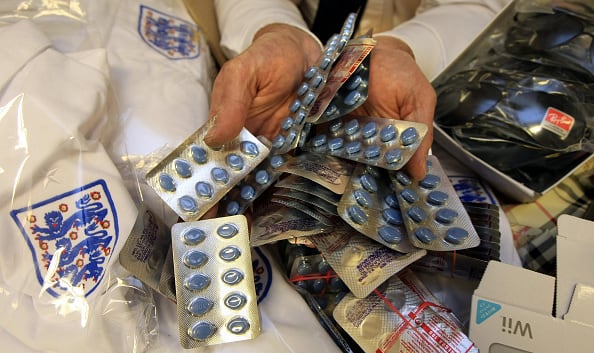 En febrero, la Universidad de California en Los Ángeles anunció que sus investigadores habían encontrado que 68% de las 40 farmacias mexicanas que visitaron en cuatro ciudades del norte de México vendían Oxicodona, Xanax o Adderall, y que el 27% de esas farmacias vendían píldoras falsas.