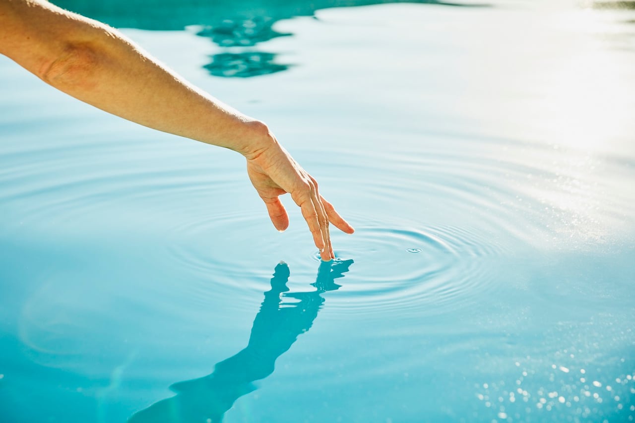 Mujer tocando agua
