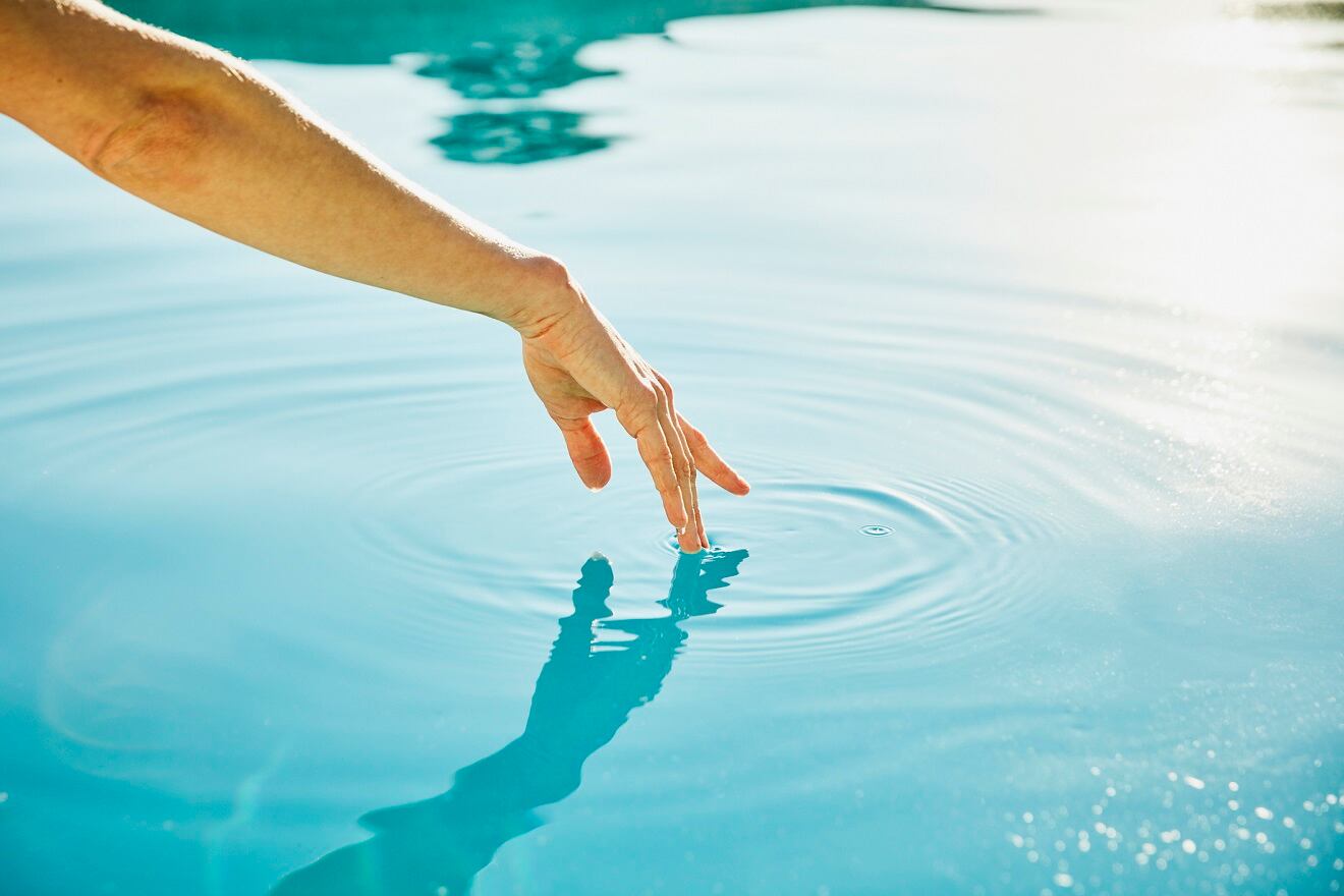 Mujer tocando agua