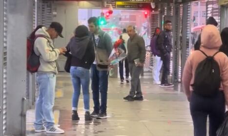 El joven fue rechazado tras sorprender a la mujer con unas rosas.