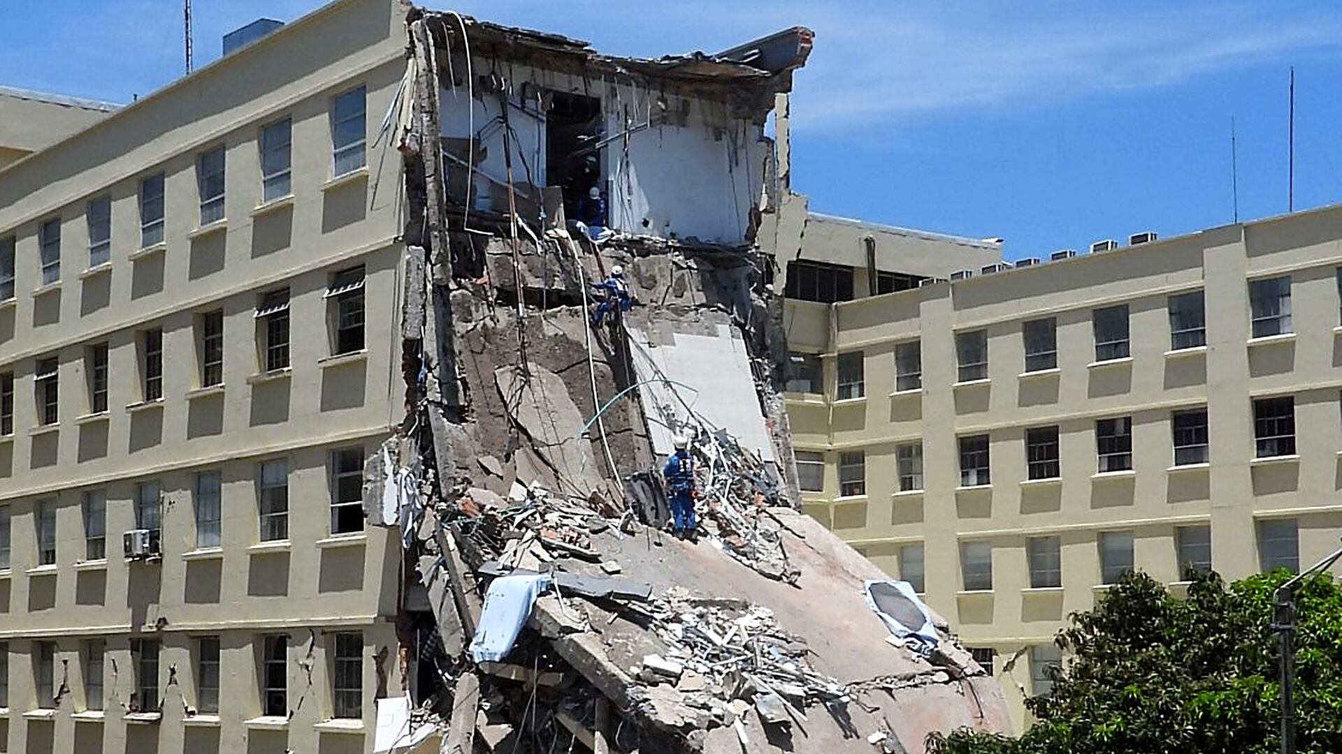 El equipo de rescate vertical de la Cruz Roja fue uno de los primeros organismos de socorro en llegar al HUV el día del terremoto, 10 de agosto de 2026.