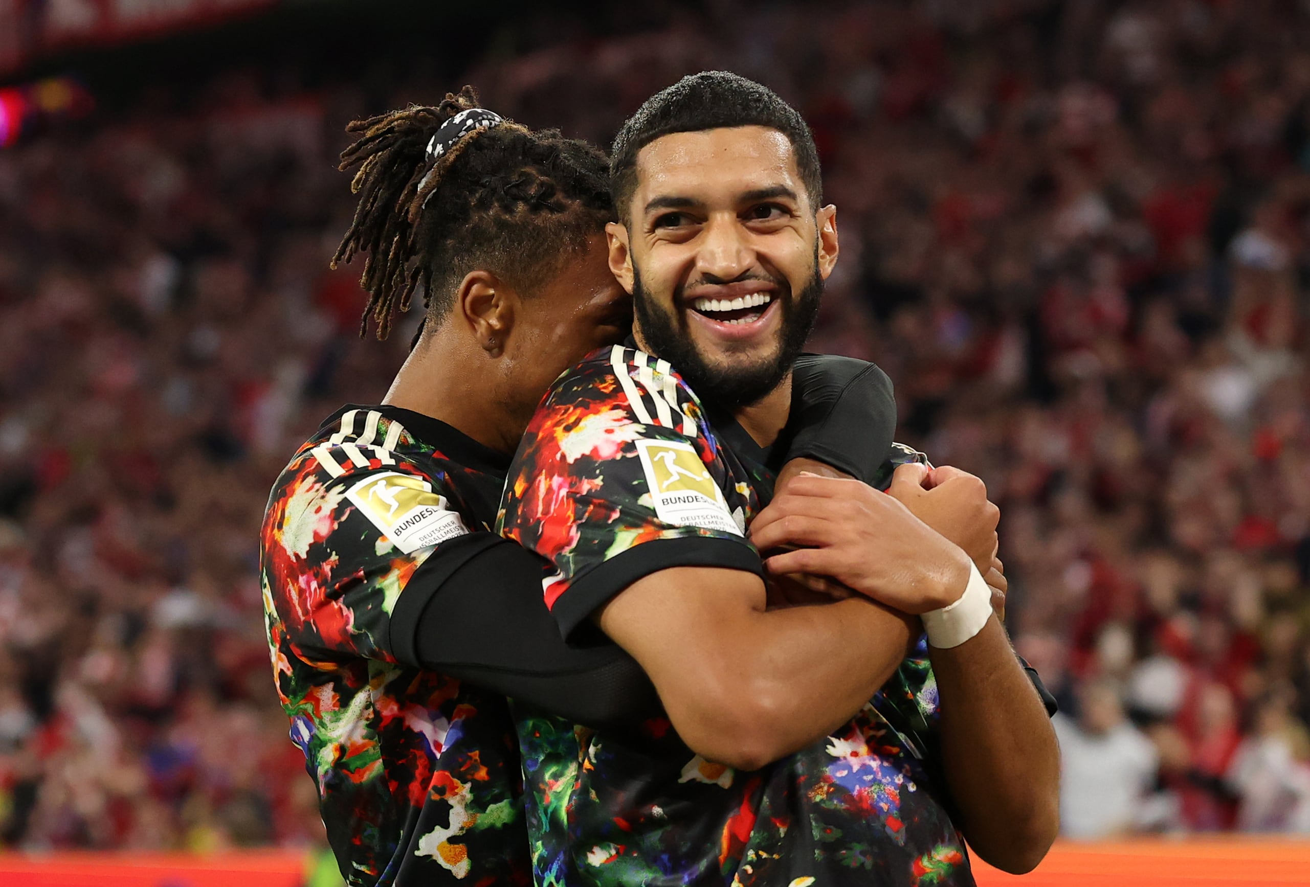 Ismael Saibari es abrazado por Michael Olise y celebran juntos en Bayern Múnich.