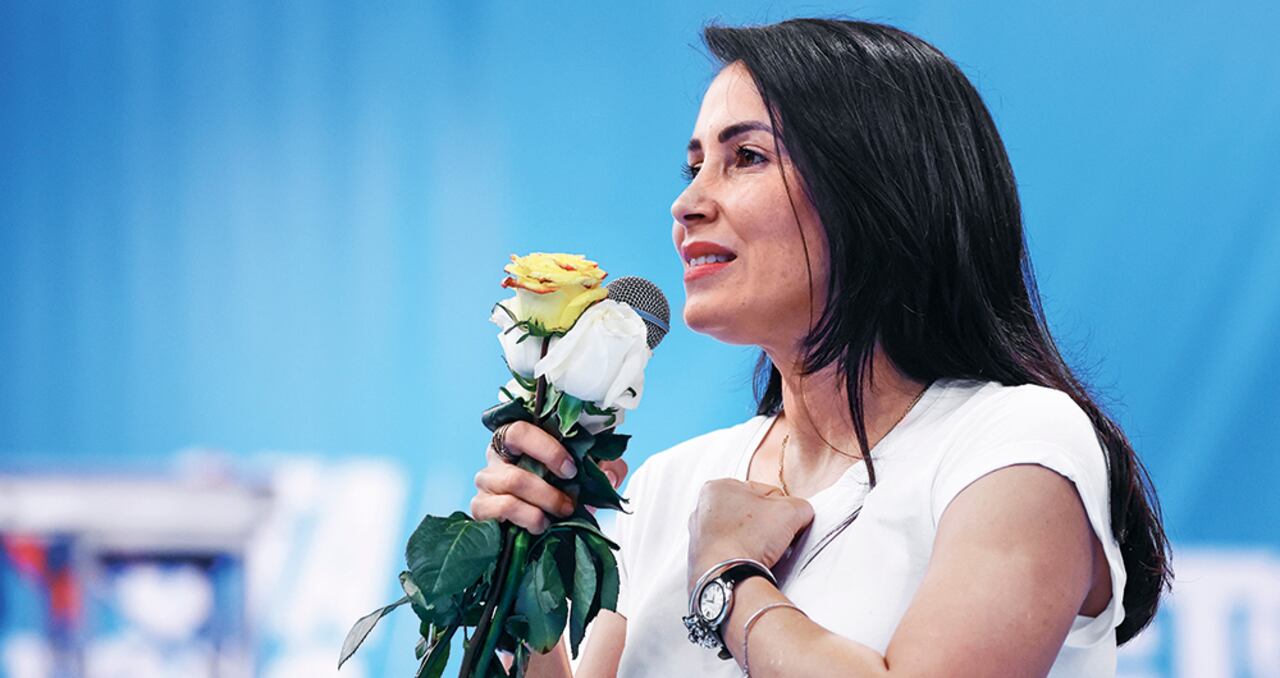 Luisa González, heredera política de Rafael Correa, busca un enfoque más social en las políticas contra las bandas criminales.