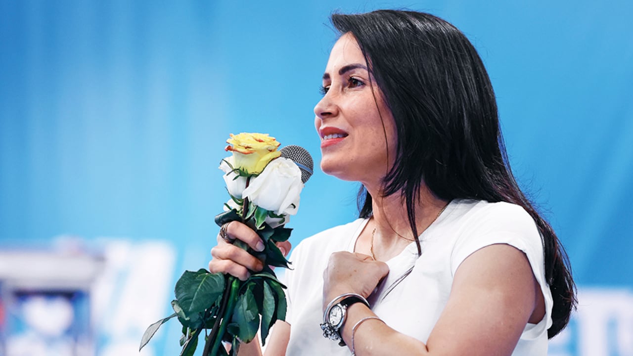 Luisa González, heredera política de Rafael Correa, busca un enfoque más social en las políticas contra las bandas criminales.