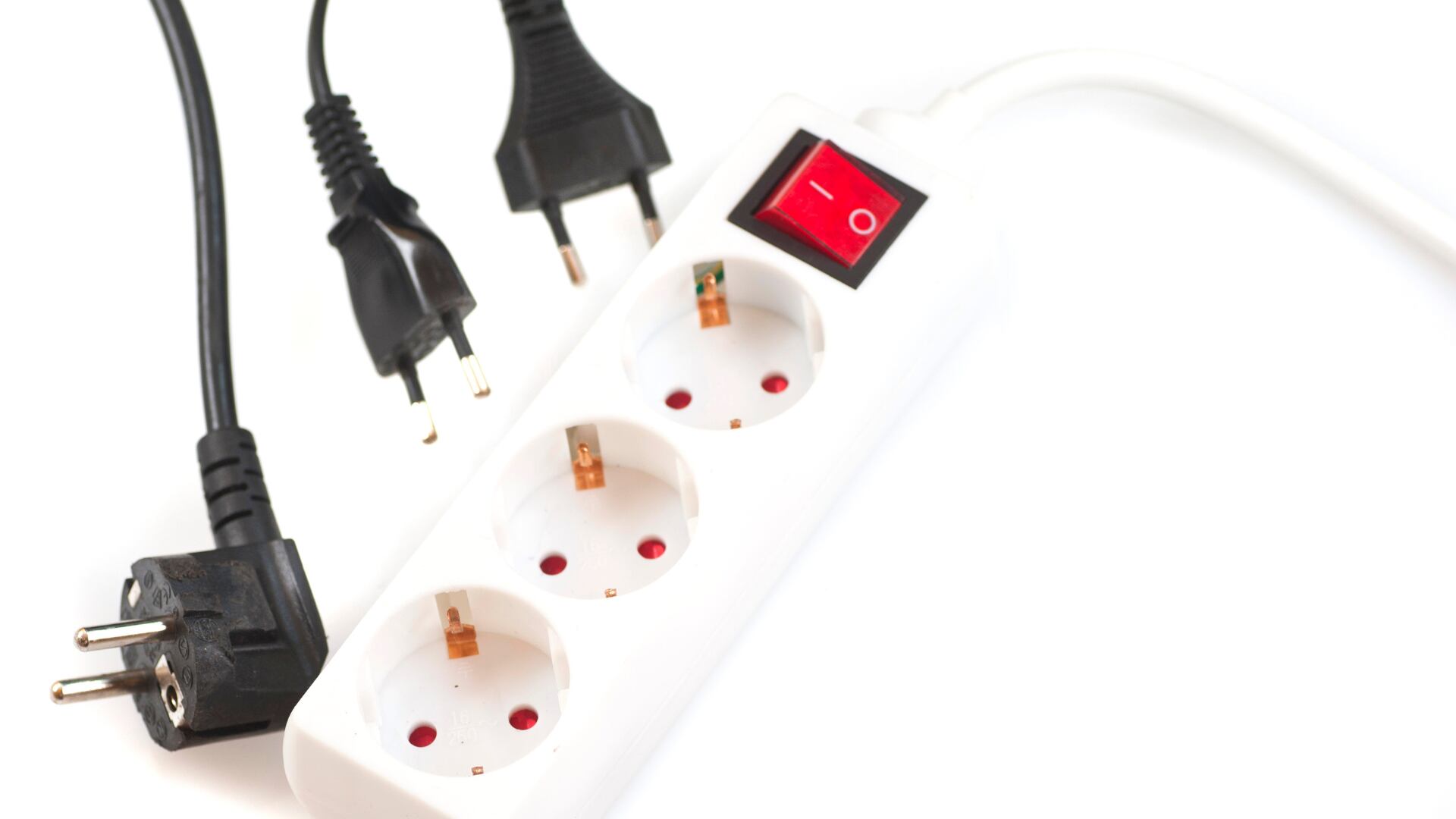 Desconectar los electrodomésticos antes de salir de vacaciones es una medida clave para ahorrar energía.