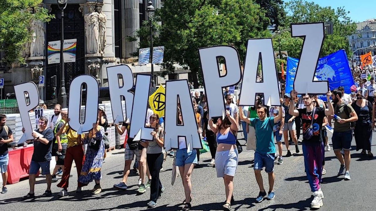 A dos día del comienzo de la cumbre de la OTAN en Madrid, miles de españoles salieron a las calles a manifestarse en contra del organismo.