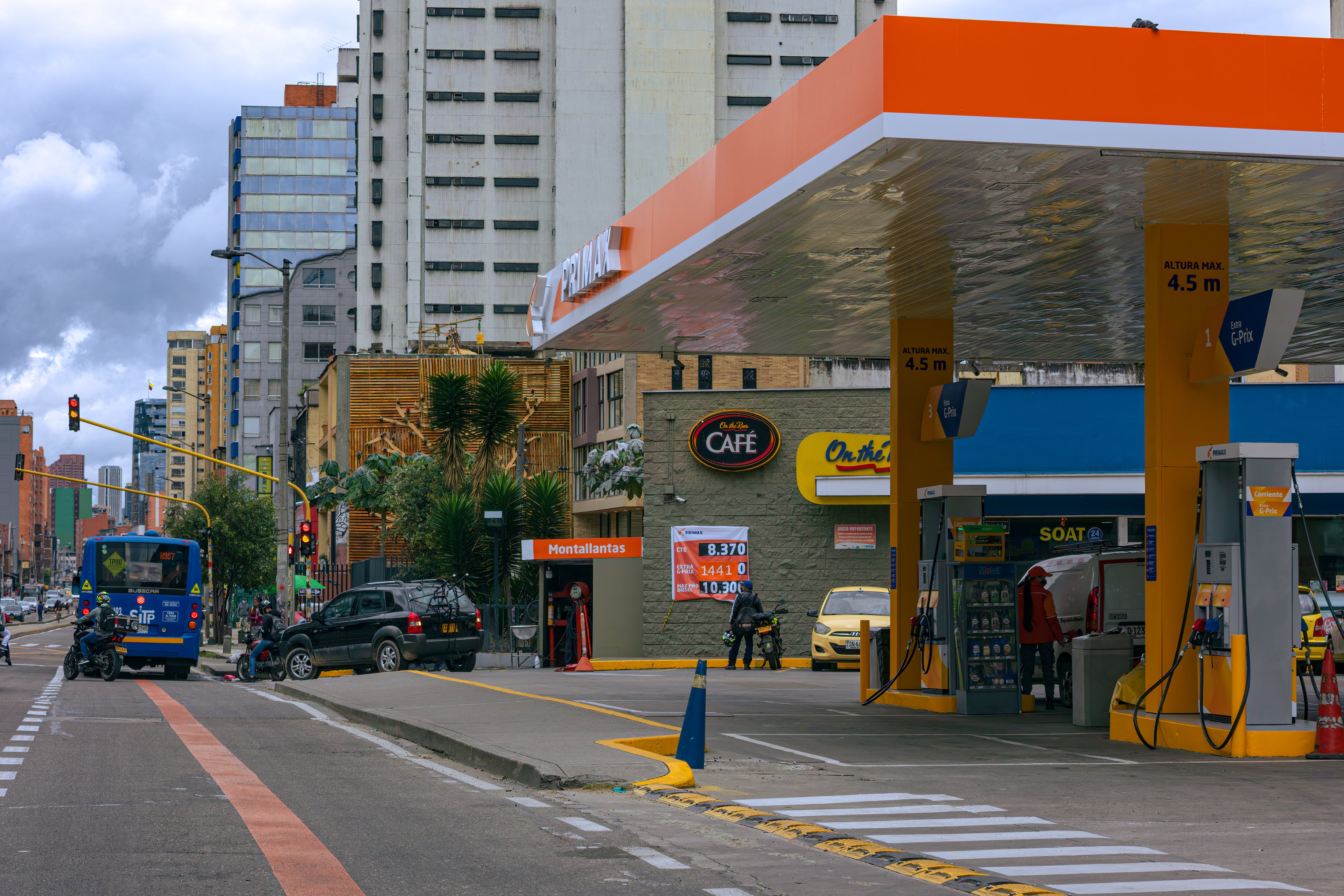Apagar el motor antes de cargar combustible es una obligación establecida en el Código Nacional de Tránsito y su incumplimiento puede generar multas.