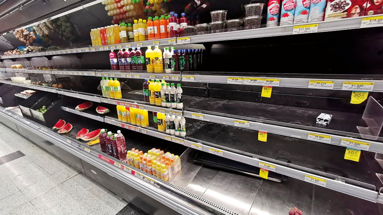 Los habitantes de Cali y otras ciudades ya sienten la falta de algunos productos y aumentos en los precios de otros artículos.