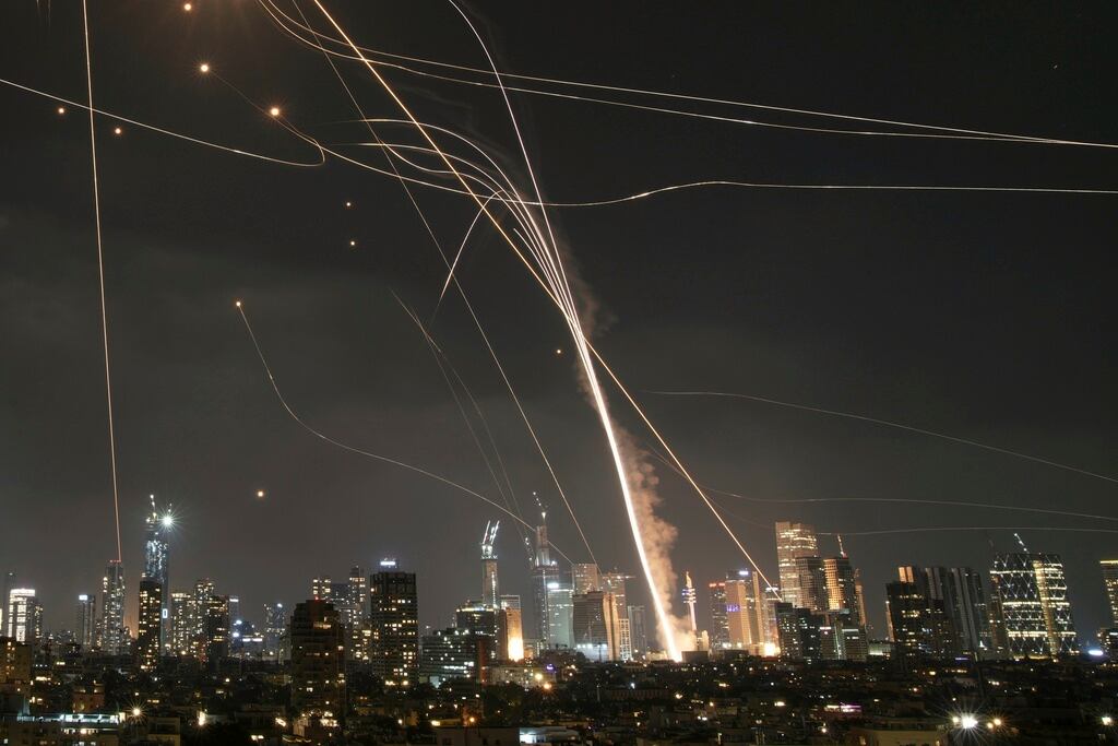 Un proyectil impactó edificios mientras el sistema de defensa aérea israelí Cúpula de Hierro disparaba para interceptar misiles sobre Tel Aviv, Israel, el viernes 13 de junio de 2025.