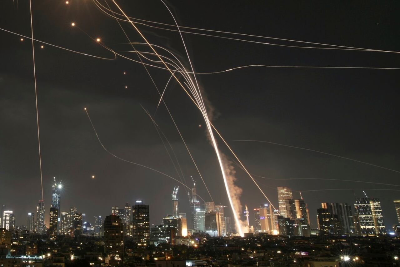 Un proyectil impactó edificios mientras el sistema de defensa aérea israelí Cúpula de Hierro disparaba para interceptar misiles sobre Tel Aviv, Israel, el viernes 13 de junio de 2025.