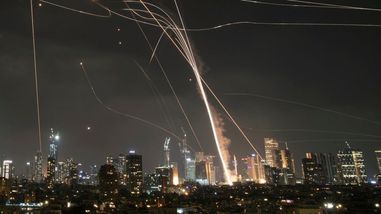 Un proyectil impactó edificios mientras el sistema de defensa aérea israelí Cúpula de Hierro disparaba para interceptar misiles sobre Tel Aviv, Israel, el viernes 13 de junio de 2025.
