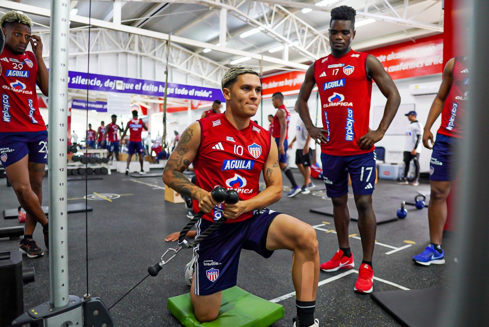 Entrenamiento de Junior bajo el mando de Bolillo Gómez.