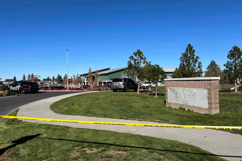 Se coloca cinta policial en el exterior de la escuela primaria Silver Rail, donde ocurrió un tiroteo, el jueves 15 de octubre de 2026 en Bend, Oregón.