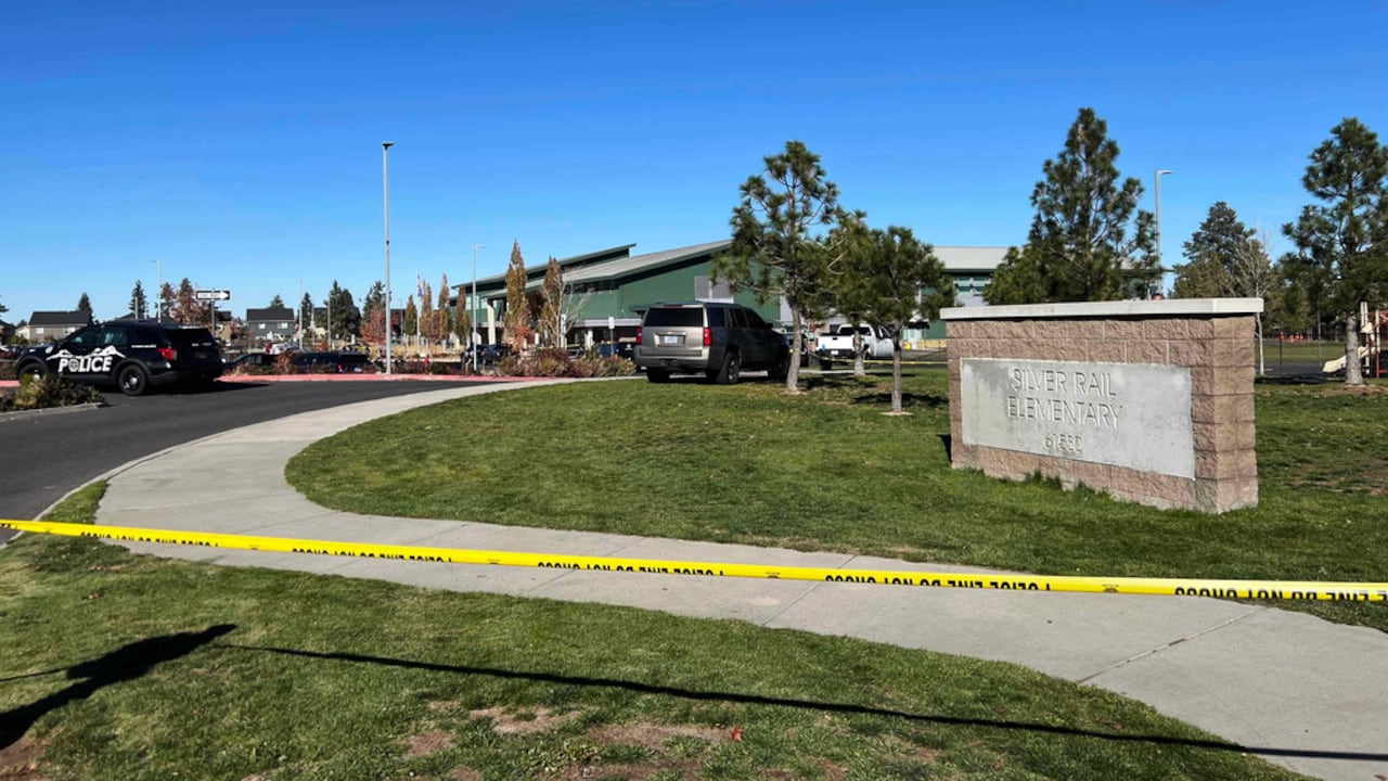 Se coloca cinta policial en el exterior de la escuela primaria Silver Rail, donde ocurrió un tiroteo, el 15 de octubre de 2026 en Bend, Oregón.