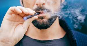 Los expertos investigan las causas de la muerte y si tienen que ver con el dispositivo para vapear.