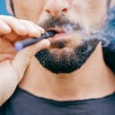 Los expertos investigan las causas de la muerte y si tienen que ver con el dispositivo para vapear.