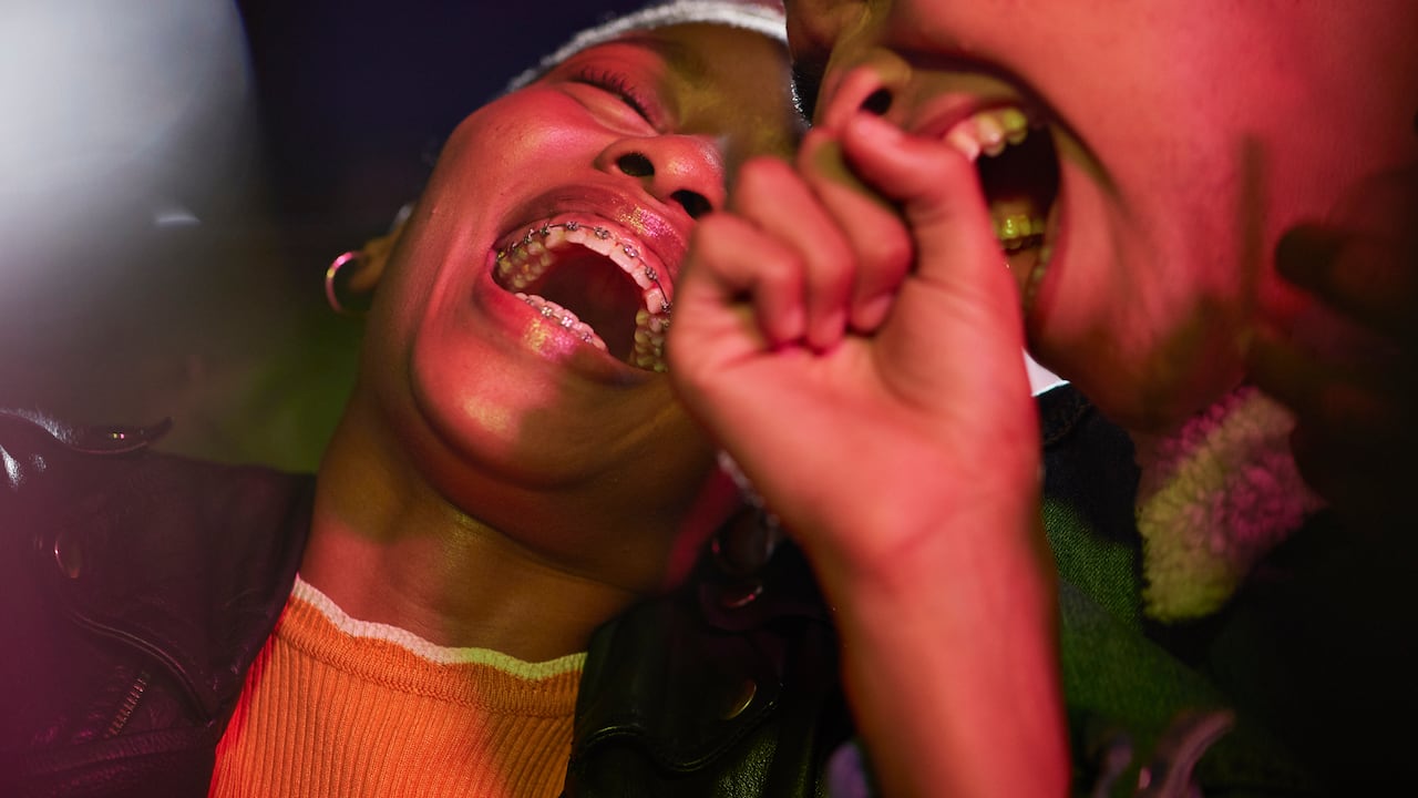 Investigaciones recientes muestran que la risa puede propagarse en grupo gracias a una respuesta automática del cerebro.