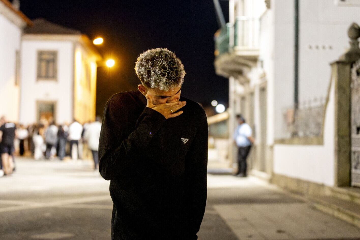 Luis Díaz, envuelto en lágrimas tras la misa en homenaje a la memoria de Diogo Jota