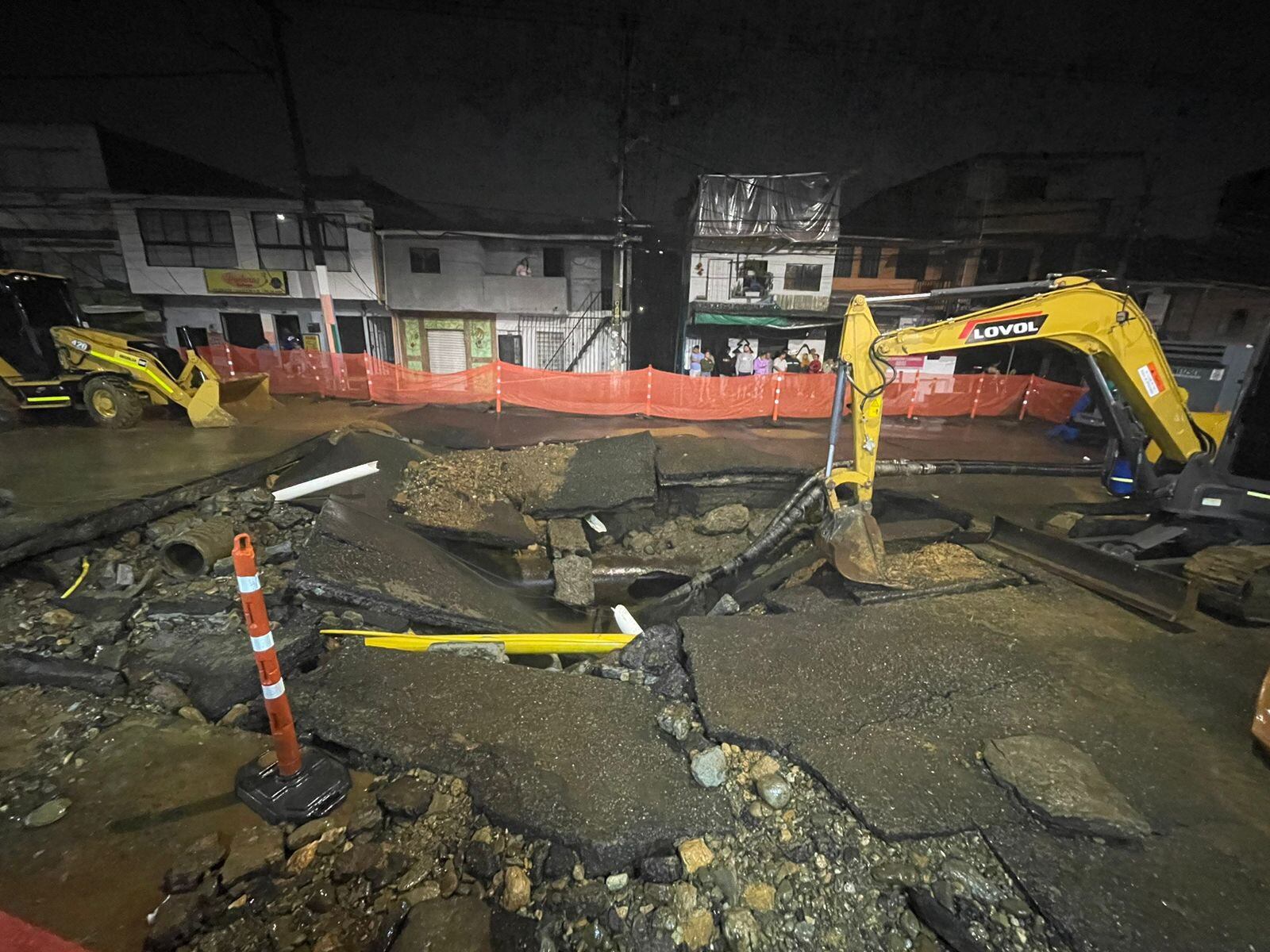 La ruptura de un tubo madre del acueducto generó la inundación de 8 cuadras a la redonda en el sector de El Sinaí, en Santa Cruz, Medellín.