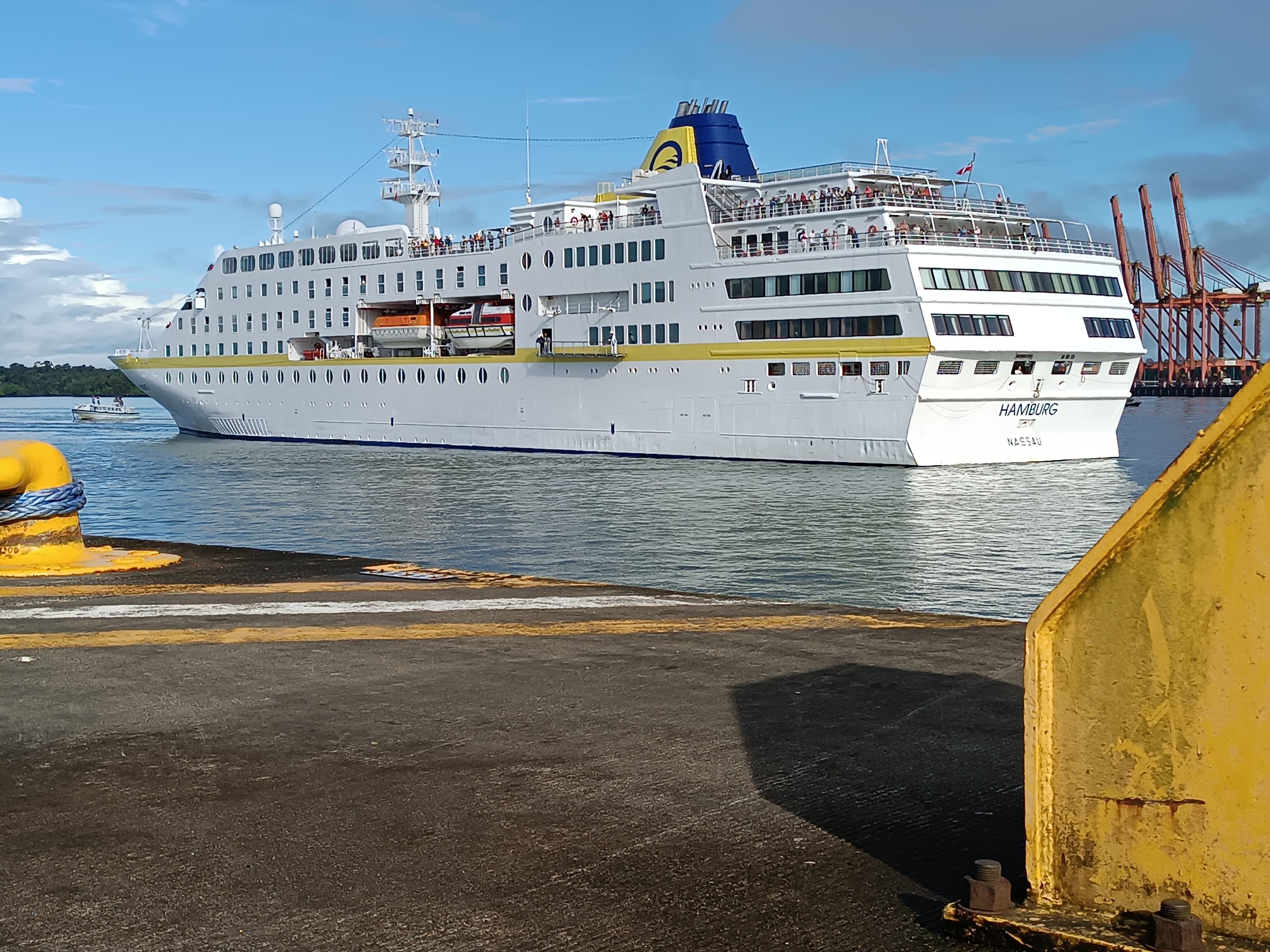 Llegada del primer crucero de turistas al Puerto de Buenaventura. Son alrededor de 400 personas provenientes de Alemania que arribaron al principal puerto de Colombia a bordo de la embarcación Hamburg.