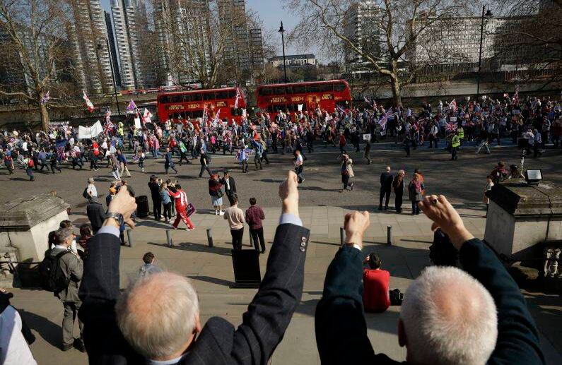 29 de marzo - Foto tomada durante la "Marcha para salir" de los Pro-Brexit en Londres. Las opiniones siguen divididas en Inglaterra, donde, si todo hubiera salido como se planeó y no se hubiera extendido el debate, el Brexit hubiera ocurrido este viernes 29. FOTO:  Matt Dunham/AP