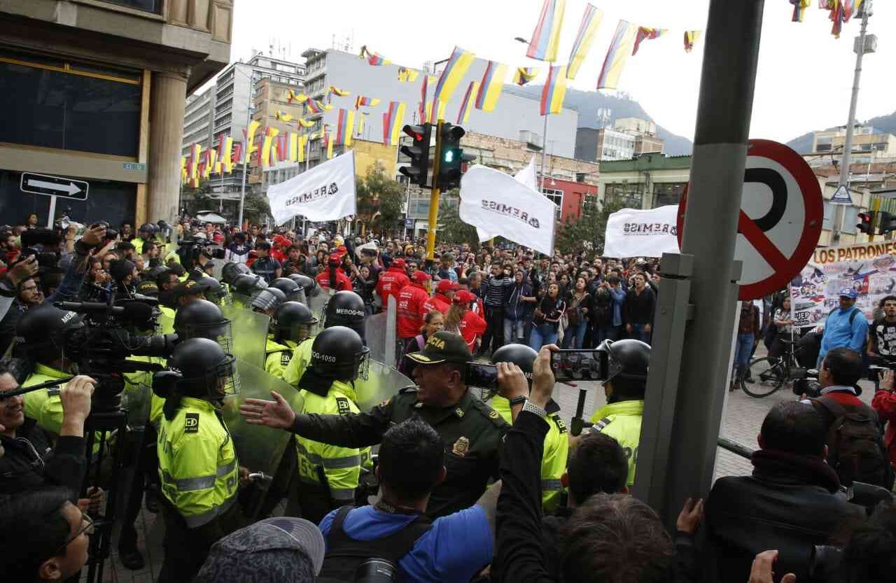 Durante la mañana no se presentaron desmanes por parte de los manifestantes, sin embargo, en horas de la tarde, los ánimos se calentaron. Foto: Guillermo Torres Reina