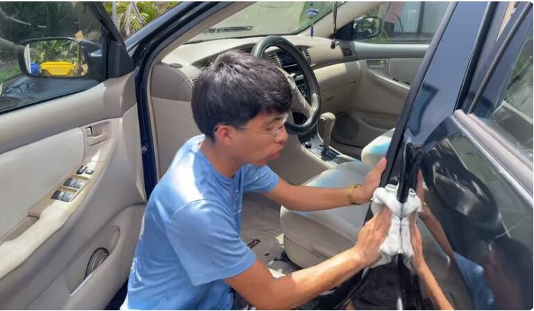 Randy Roblero, el joven de 22 años que gana envidiables sumas de dinero lavando autos en los Estados Unidos.