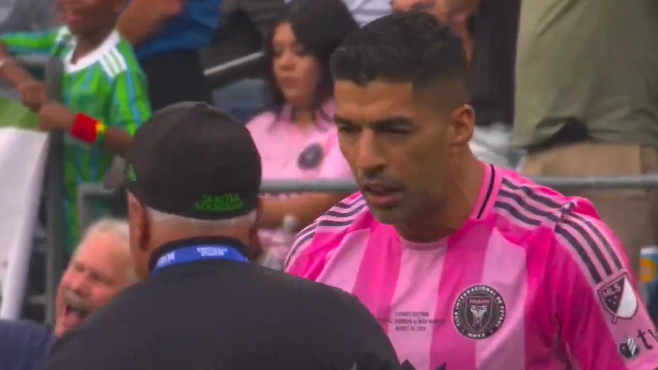 Luis Suárez discutiendo con un miembro del cuerpo técnico de Seattle Sounders