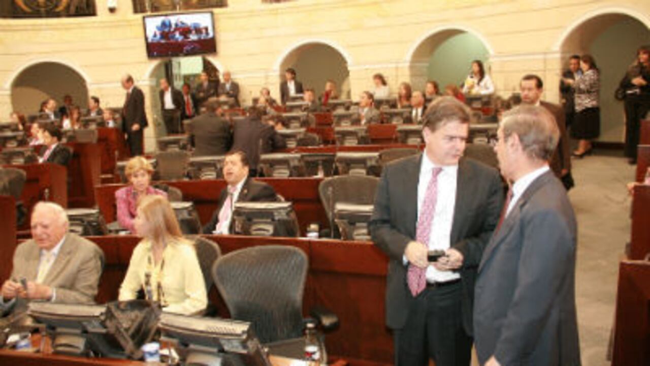 El ministro de Justicia, Juan Carlos Esguerra, consiguió la bendición definitiva del parlamento a la reforma a la justicia. En la imagen, también, Juan Carlos Vélez (cent.), uno de los 16 senadores que decidieron votar negativamente la conciliación del proyecto.