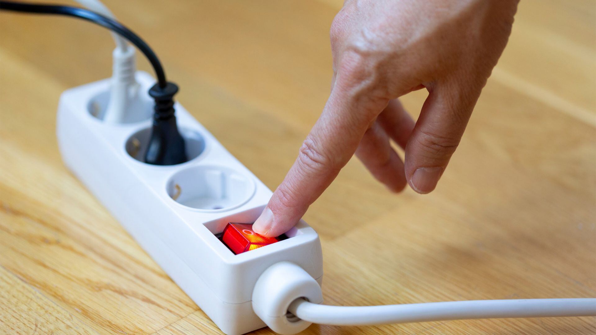 Las regletas eléctricas son dispositivos comunes en hogares y oficinas, utilizados para conectar varios aparatos a una misma fuente de energía.