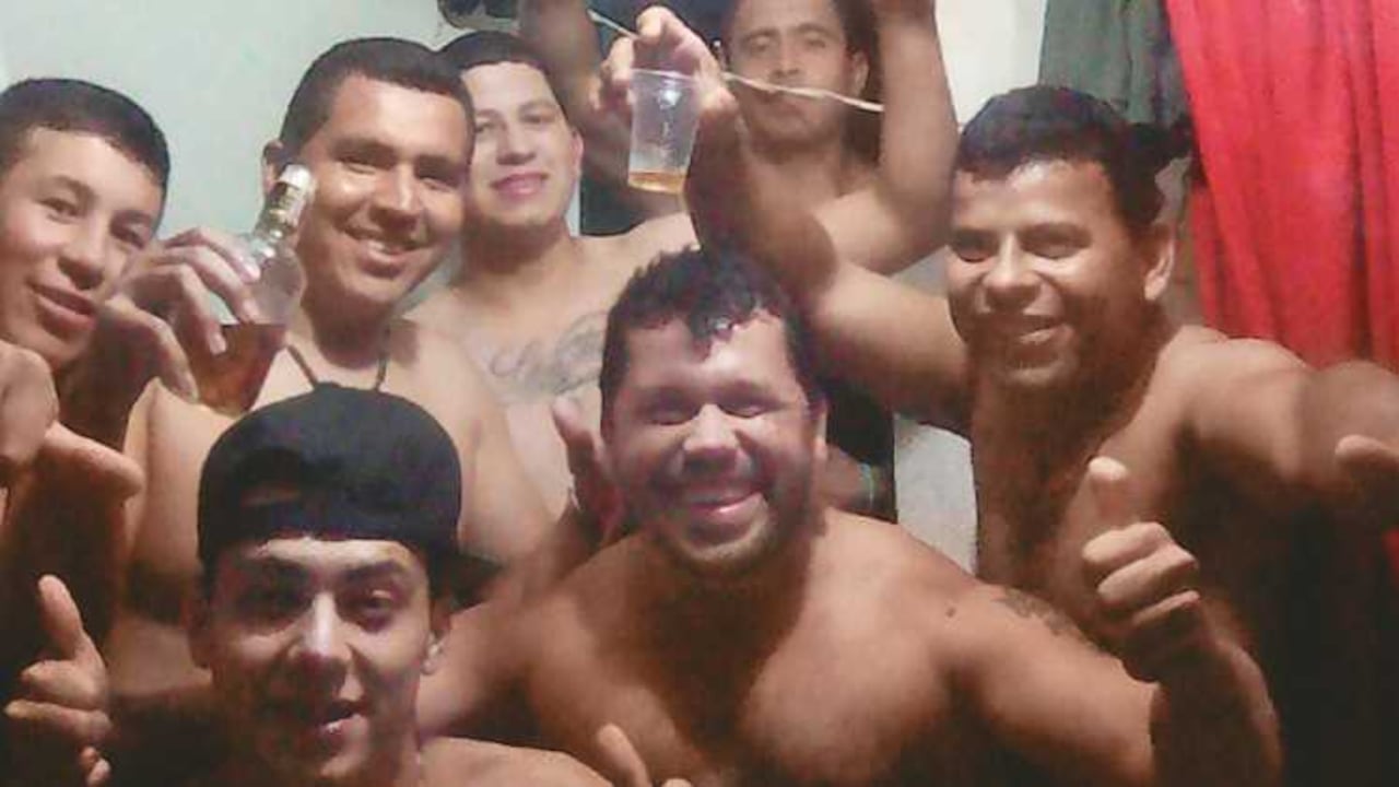 En esta imagen se observa al grupo de soldados dentro de su celda con botellas de licor.