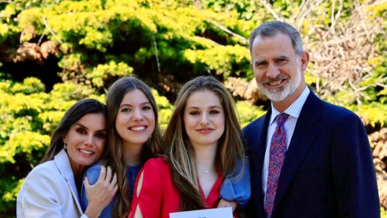 La reina Letizia y el rey Felipe acompañaron a Leonor en su gran día en Gales. Su segunda hija, Sofía, ingresó hace poco en el mismo plantel de su hermana en Gales.