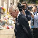 A las afueras del palacio real en Londres, el rey Carlos III recibe las muestras de condolencia por la muerte de su madre.