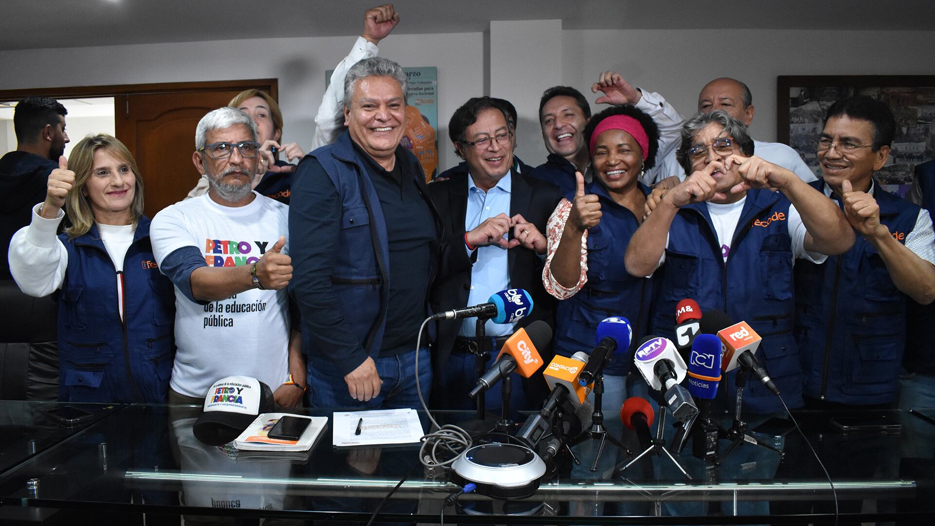 WILLIAM VELANDIA Y GUSTAVO PETRO 
FECODE