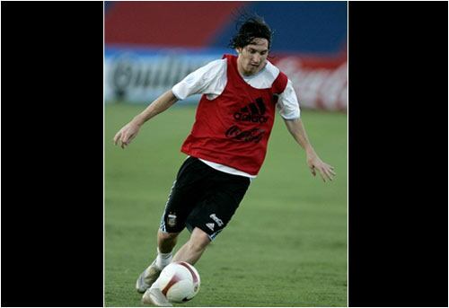 El argentino Lionel Messi se alista para lucirse en la cancha, cuando llegue el momento de la verdad. 

