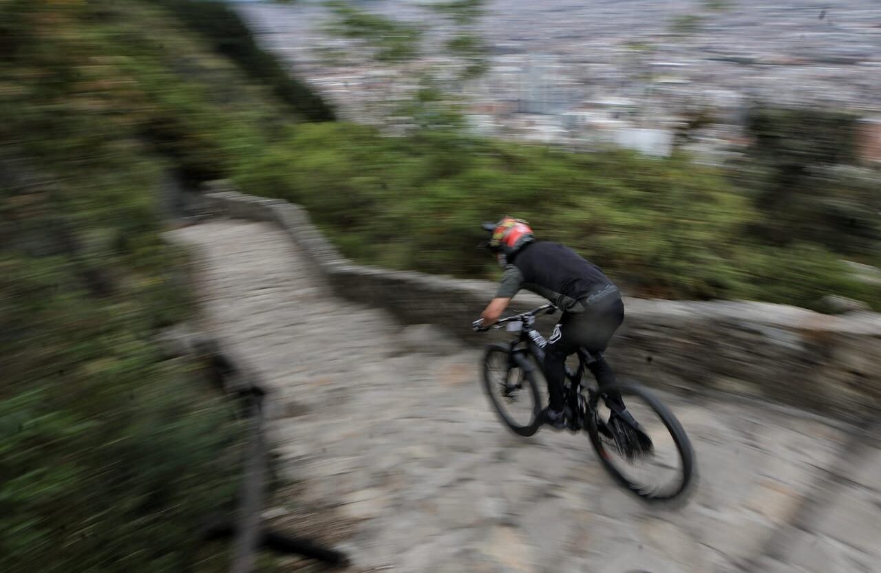 Red Bull Monserrate Cerro Abajo, la carrera de downhill urbano más larga del mundo culminó con éxito