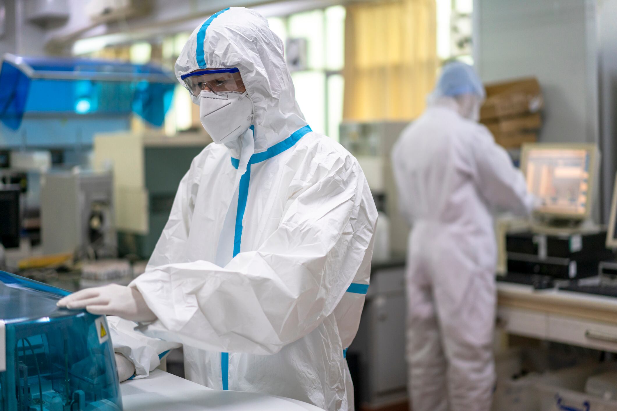 Foto de referencia de galenos analizando muestras