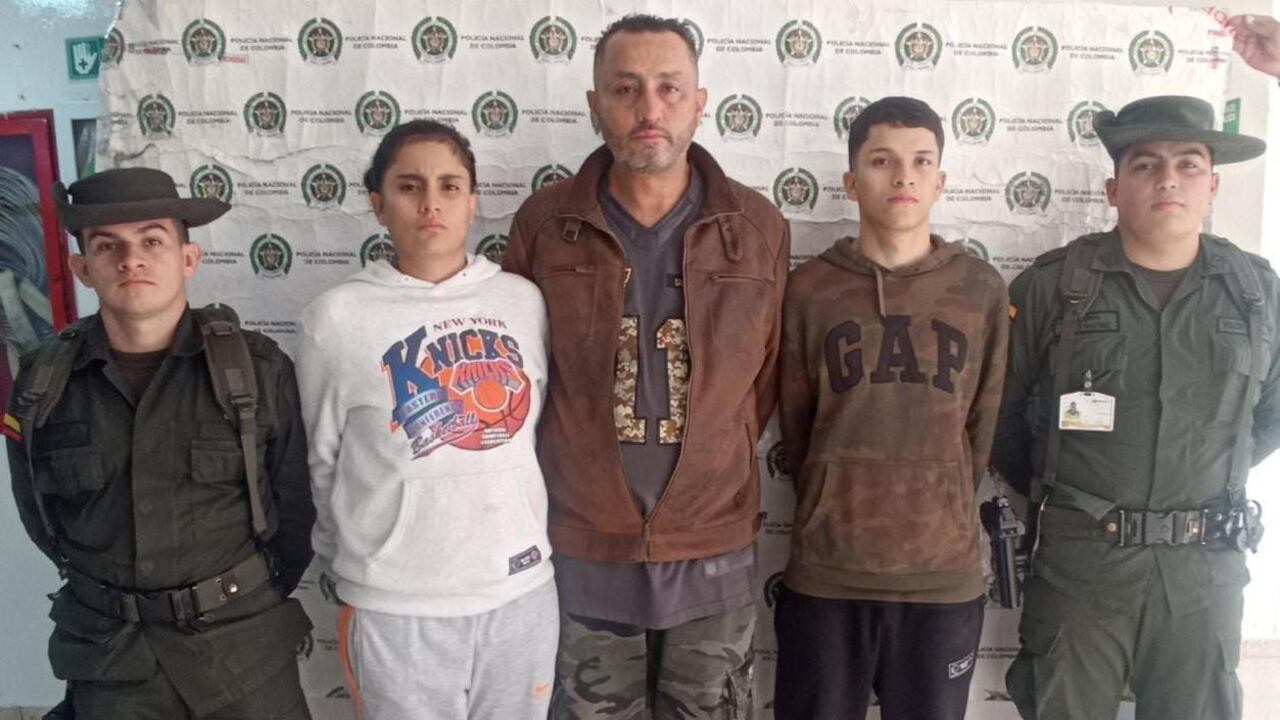Jhon Jairo Molina Arenas (centro), y su hija e hijo, de 20 y 23 años, respectivamente, fueron capturados porque, según la Policía, pretendían llevar cocaína hacia España.