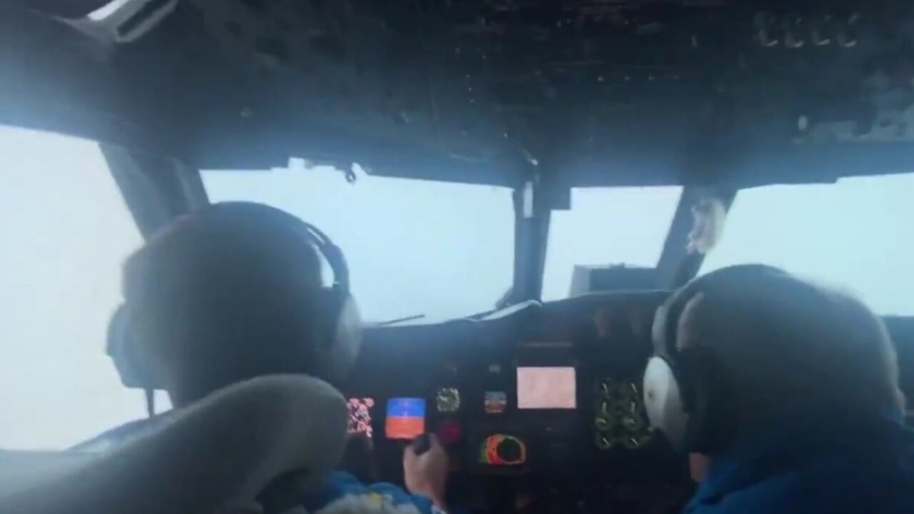 El impresionante video de un avión atravesando el Huracán Ida