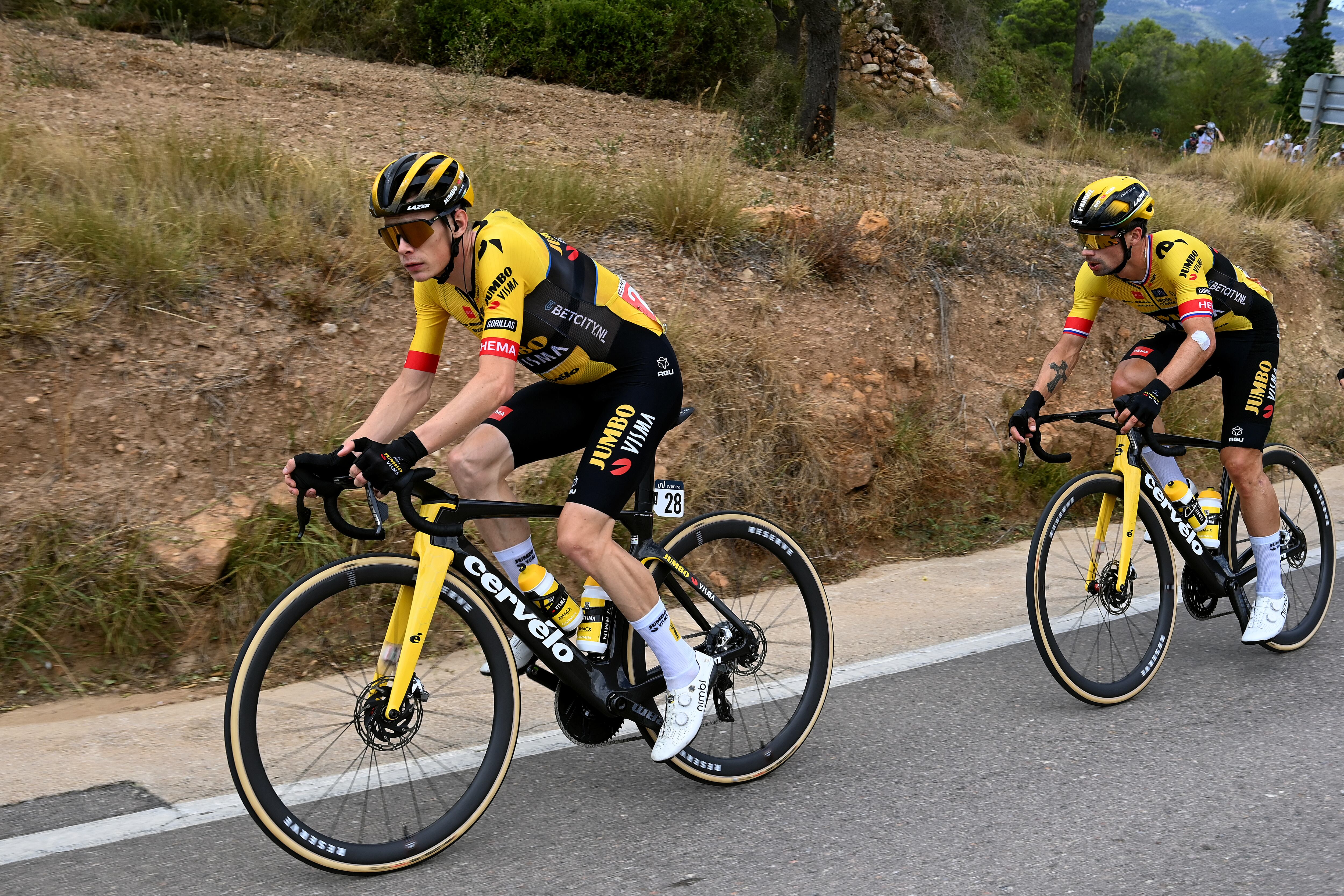 BURRIANA, ESPAÑA – 30 DE AGOSTO: (De izquierda a derecha) Jonas Vingegaard de Dinamarca y Primož Roglic de Eslovenia y el equipo Jumbo-Visma compiten durante la 78.ª Vuelta a España 2023, Etapa 5, una etapa de 184,6 km de Burriana a Burriana / #UCIWT / el 30 de agosto , 2023 en Morella, España. (Foto de Tim de Waele/Getty Images)