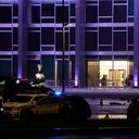 Un cadáver yace afuera del Supremo Tribunal Federal tras una explosión el miércoles 13 de noviembre de 2024, en Brasilia, Brasil. (AP Foto/Eraldo Peres)