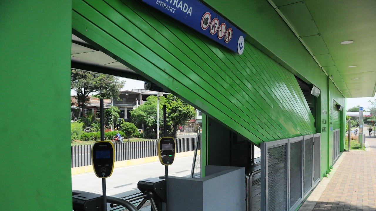 Con menos de 15 días de haberse inaugurado y puesto en funcionamiento, las estaciones del MIO en la Autopista sur oriental ya presentan daños estructurales por vandalismo.