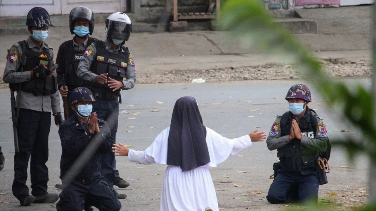 La súplica de monjas en Myanmar para que la policía no dispare a los niños / AFP