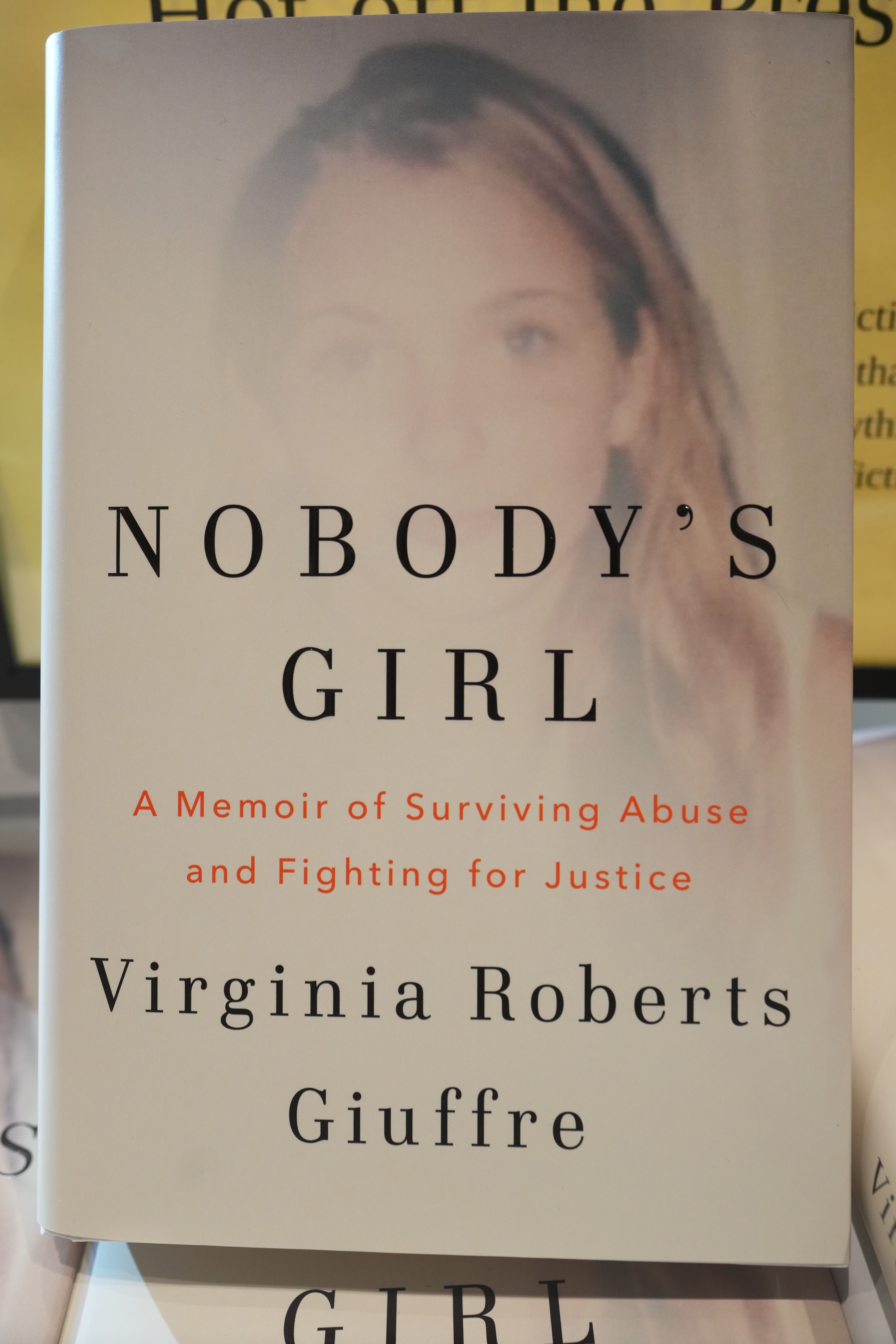 El libro de memorias de Virginia Giuffre, "Nobody's Girl", se ve en una librería y está a la venta en Londres, el martes 21 de octubre de 2025, seis meses después de que Giuffre se suicidara en abril. (Foto AP/Kirsty Wigglesworth)